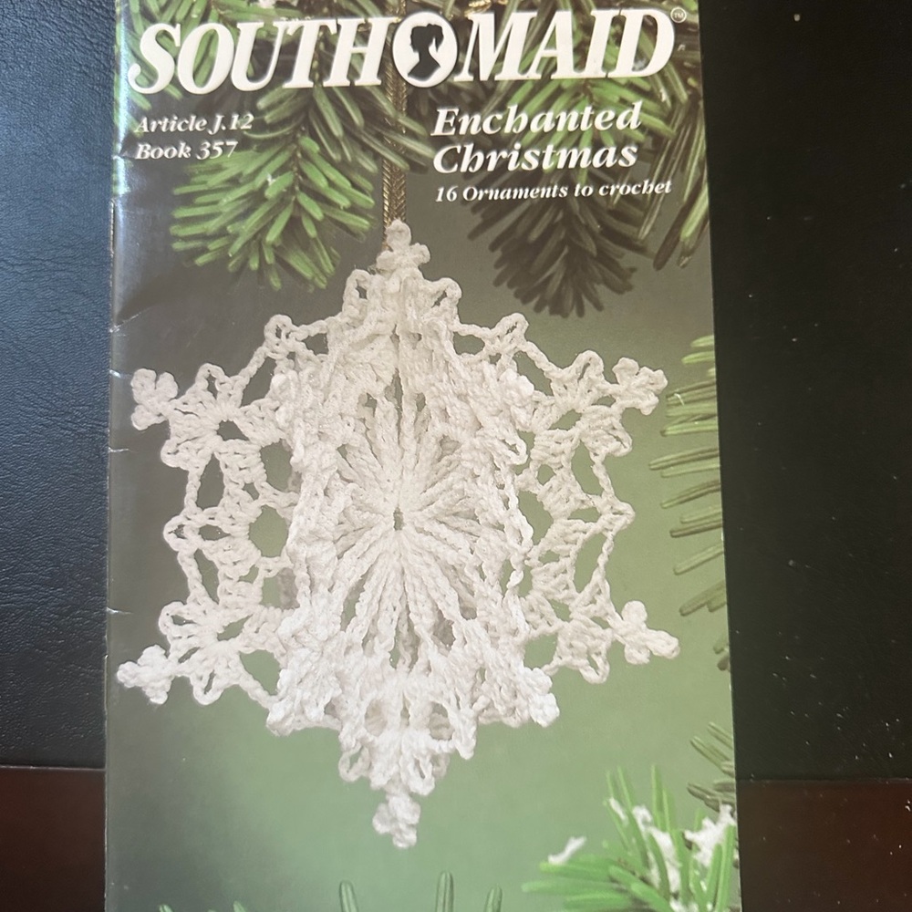 Assortment of pamphlets with projects to crochet, Knit and Tat 🧶🧣 - Picture 9 of 14